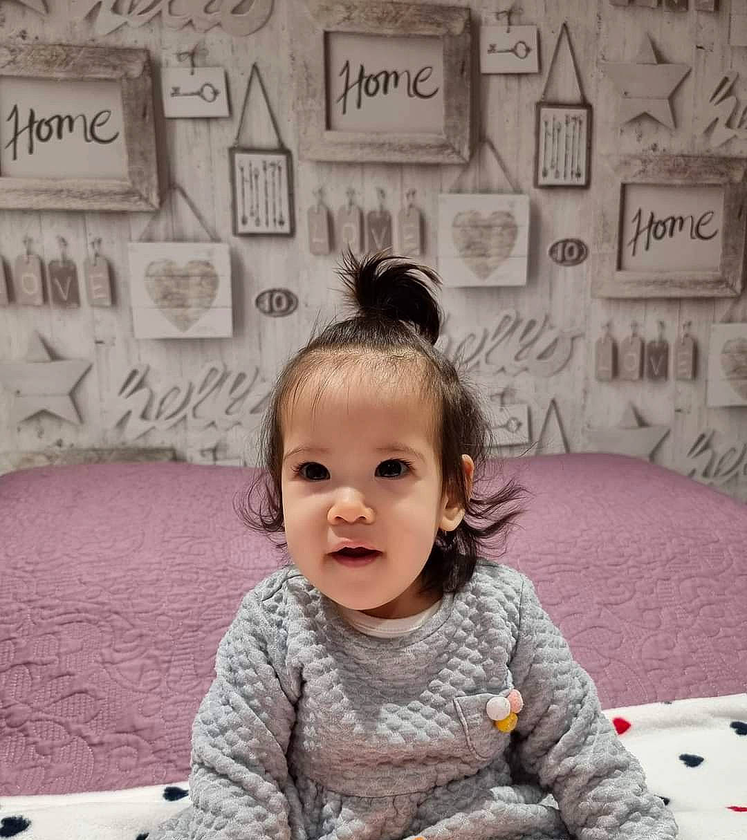 Enola a rejoint le concours — aidez-le/la à gagner de superbes lots ! baby, baby_toddler_clothing, cheek, comfort, facial_expression, floor, flooring, fun, hairstyle, happy, head, human, organ, people, person, photograph, sleeve, smile, textile, toddler