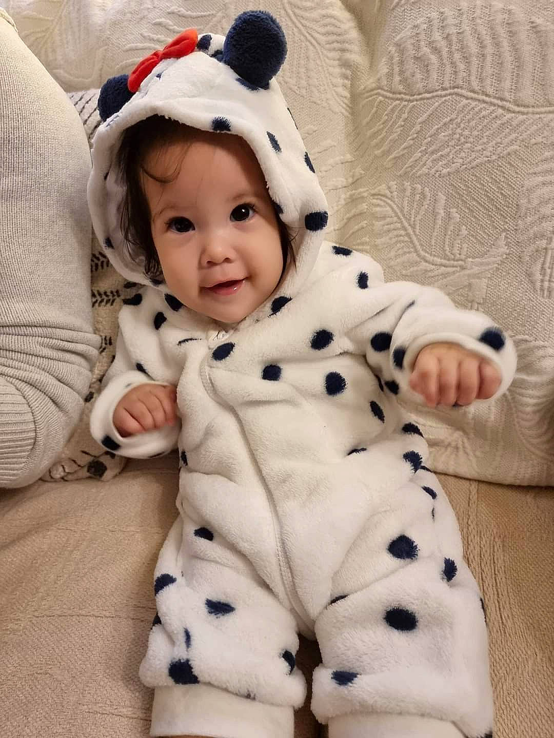 Enola a rejoint le concours — aidez-le/la à gagner de superbes lots ! baby, baby_toddler_clothing, beanie, cap, child, collar, comfort, face, fashion_accessory, fur, happy, headgear, linens, pattern, person, sitting, skin, sleeve, smile, toddler