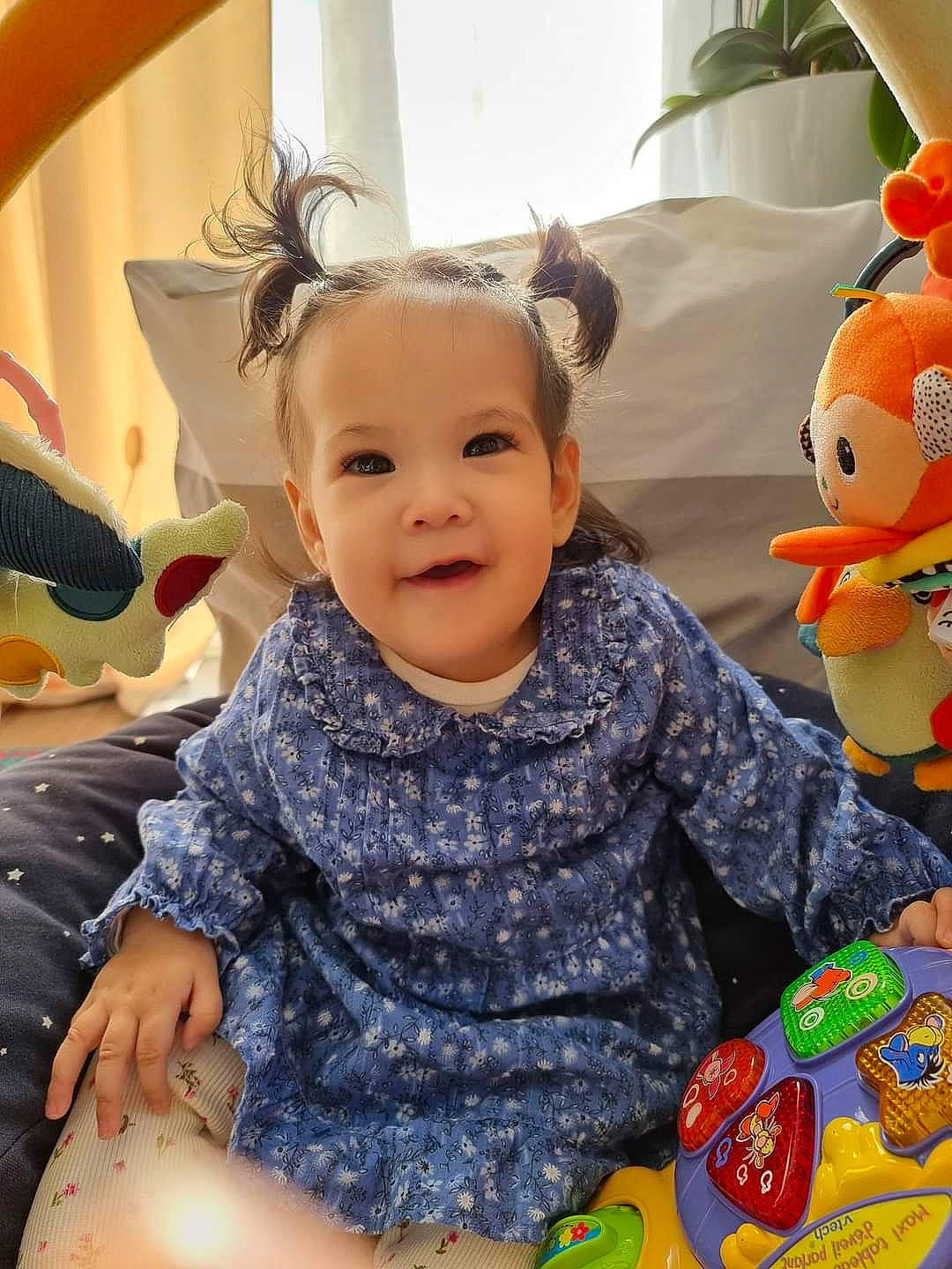 Enola a rejoint le concours — aidez-le/la à gagner de superbes lots ! baby, baby_toddler_clothing, cheek, child, face, facial_expression, fun, happy, head, iris, mammal, organ, people, person, product, sitting, skin, smile, snapshot, t_shirt