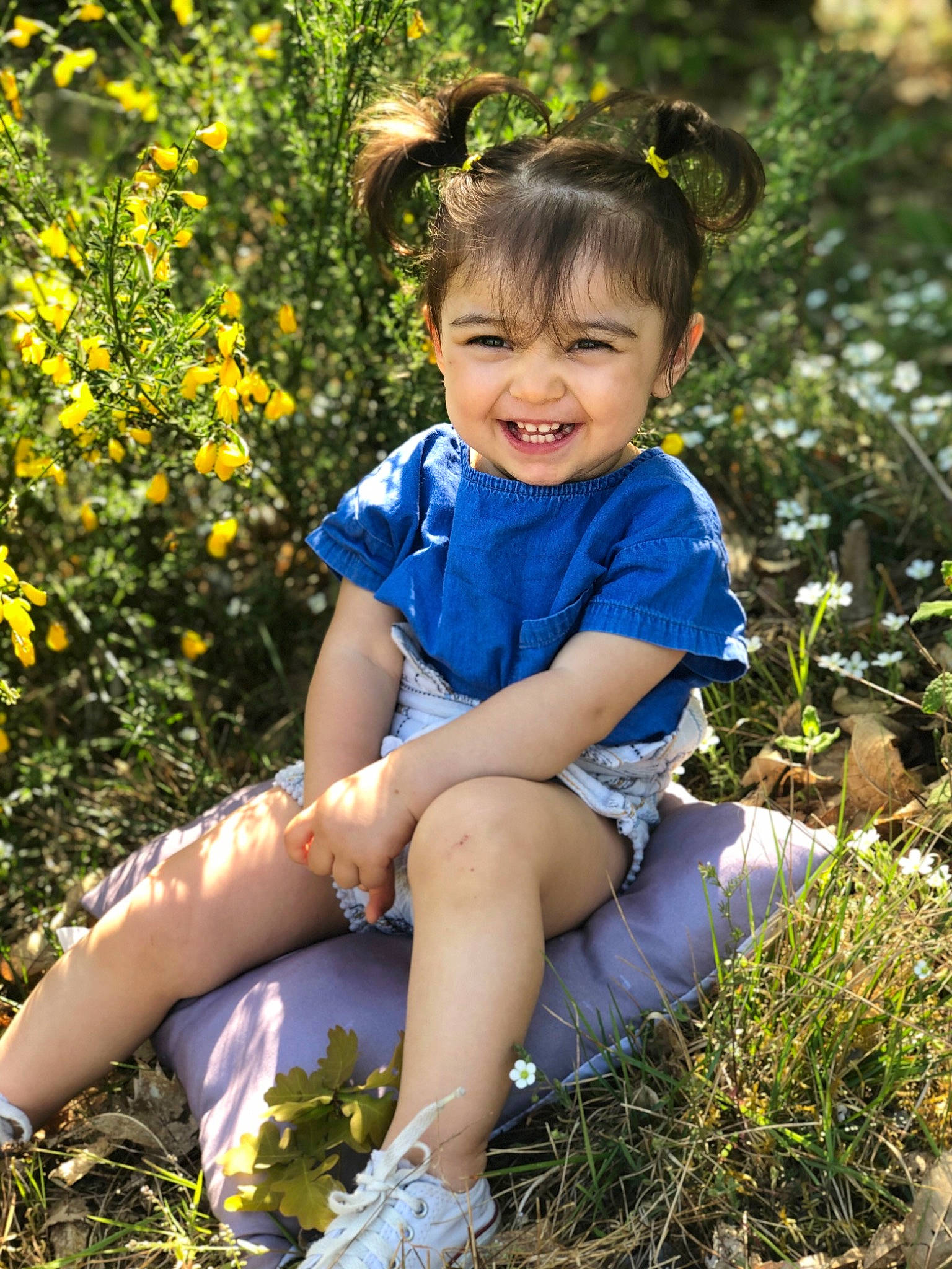 Eliyah a rejoint le concours — aidez-le/la à gagner de superbes lots ! baby, botany, child, child_model, fawn, flower, grass, happy, joy, leg, people_in_nature, person, photo_shoot, photography, plant, sitting, smile, spring, summer, toddler