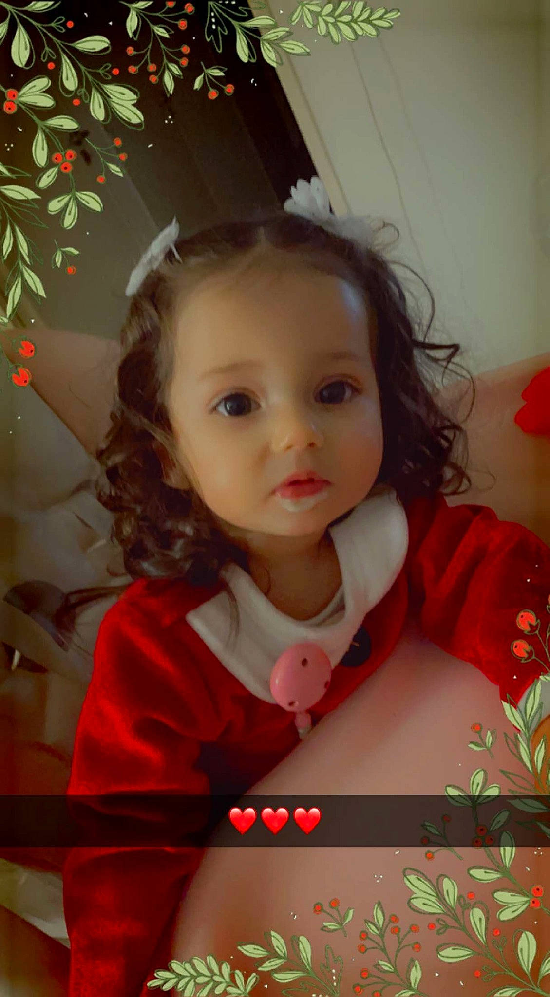 Seyna participe au concours pour gagner de l'argent avec cette photo : baby_toddler_clothing, cheek, chin, christmas, christmas_decoration, christmas_ornament, event, eye, facial_expression, fun, hair, hairstyle, happy, holiday, leaf, lip, person, red, skin, standing