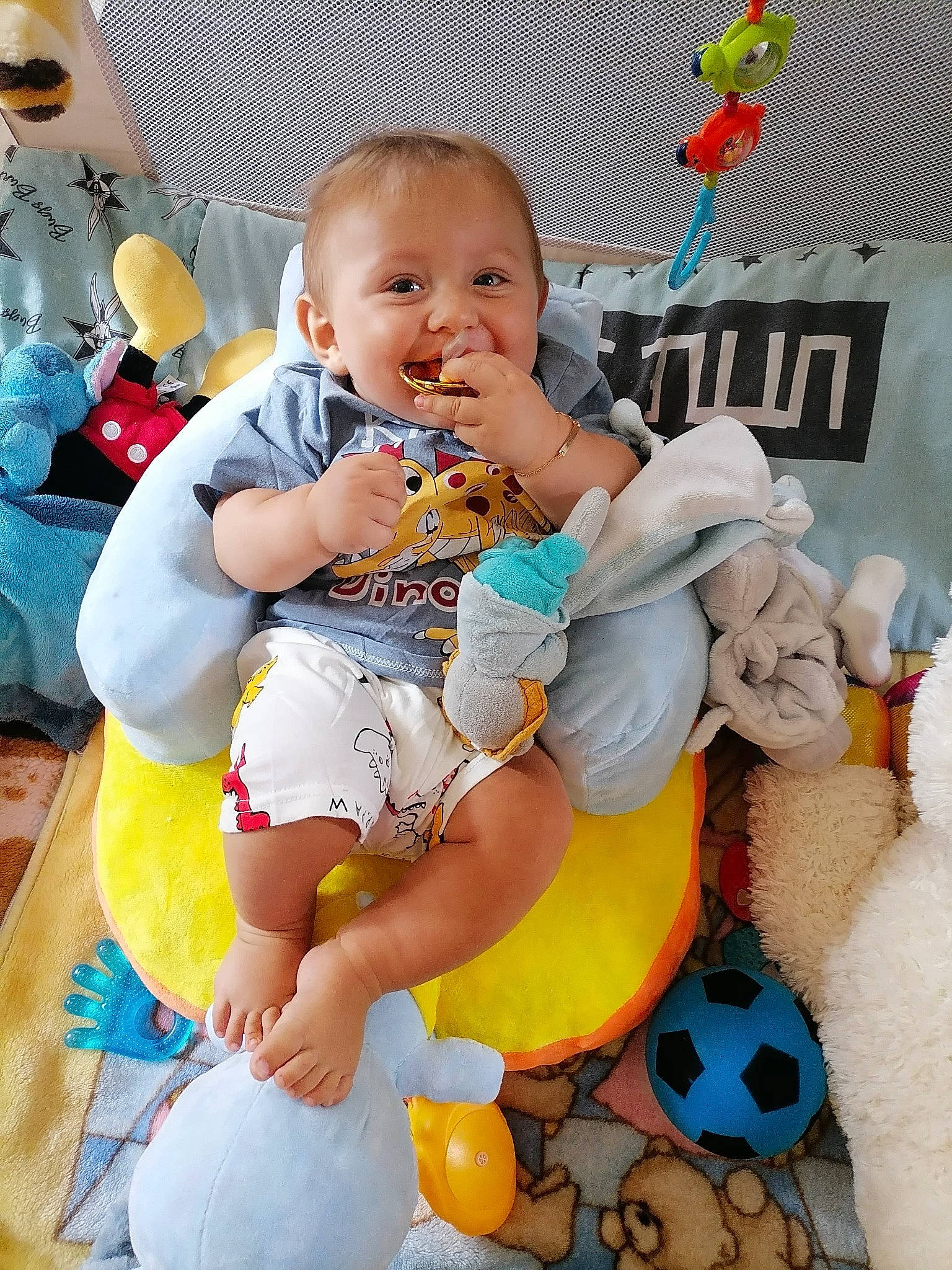 Tayron participe au concours pour gagner de l'argent avec cette photo : baby, baby_products, baby_toddler_clothing, child, fun, happy, head, human_leg, lap, leisure, orange, person, room, sitting, skin, smile, stuffed_toy, textile, thigh, toddler