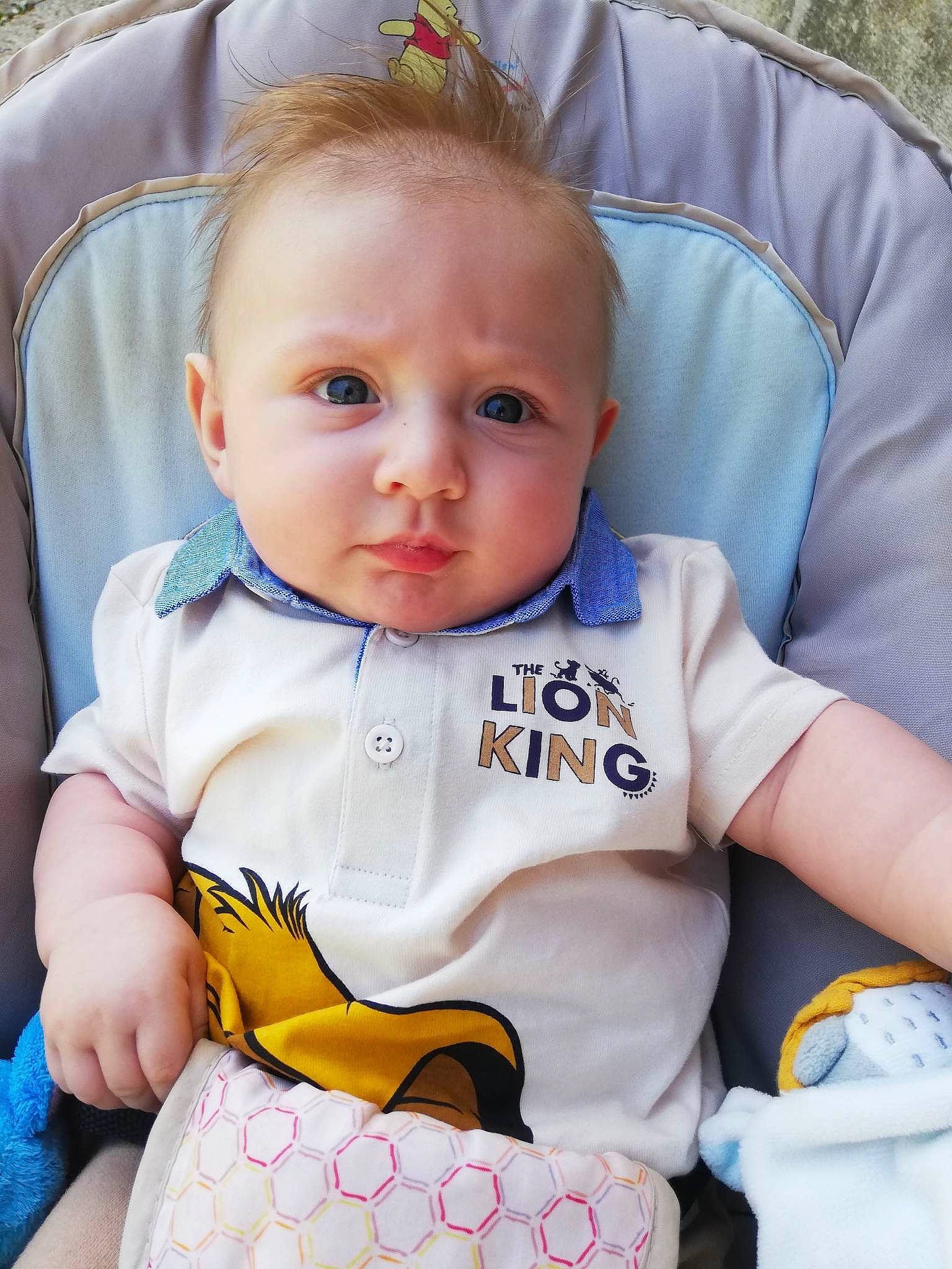 Tayron participe au concours pour gagner de l'argent avec cette photo : baby, baby_products, baby_toddler_clothing, chair, cheek, child, chin, comfort, eye, grass, happy, head, iris, organ, person, product, sitting, skin, sleeve, toddler