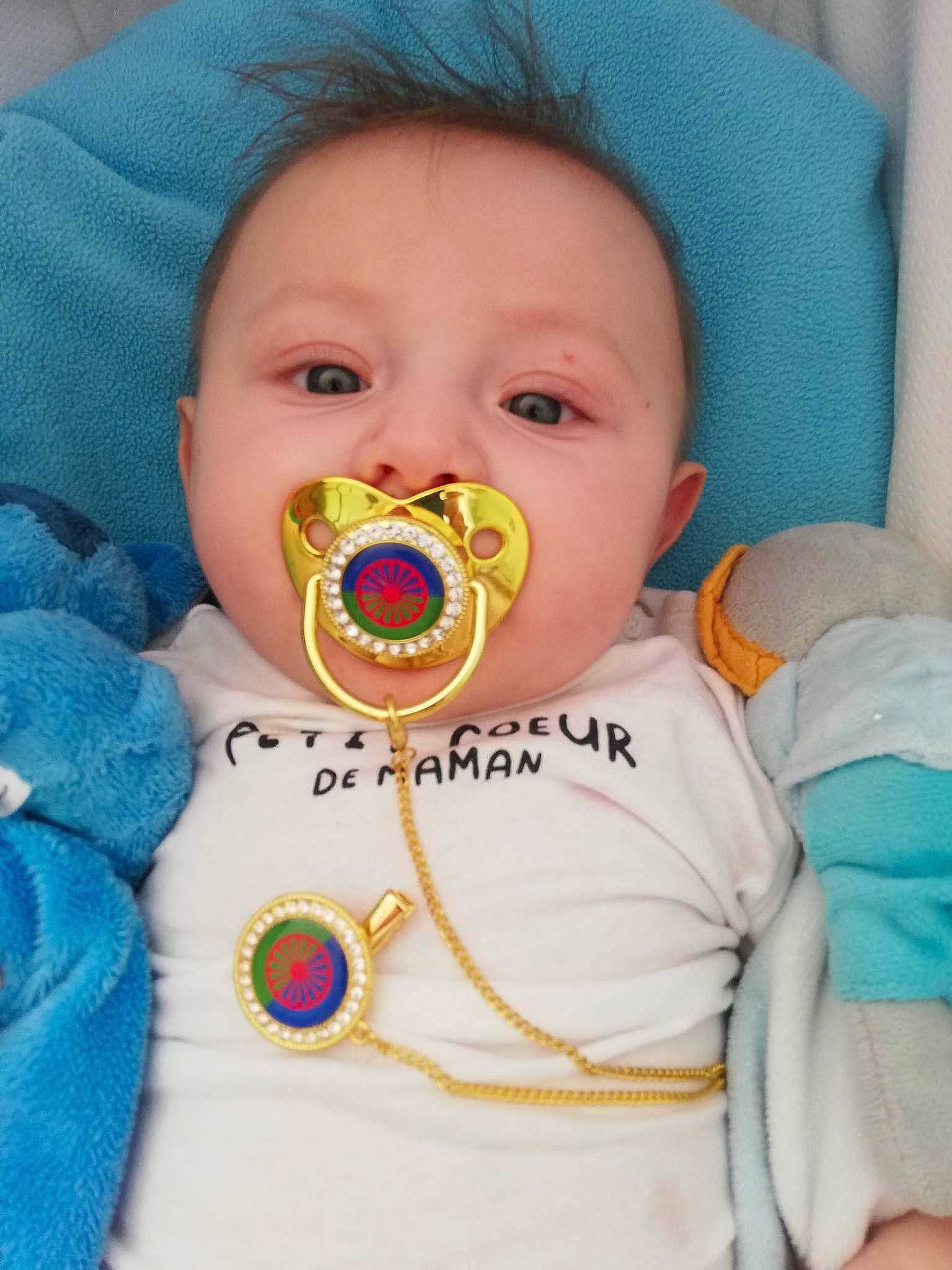 Tayron participe au concours pour gagner de l'argent avec cette photo : baby, baby_products, baby_toddler_clothing, cheek, child, chin, comfort, eye, eyebrow, face, happy, iris, linens, lip, mouth, neck, nose, person, skin, sleeve