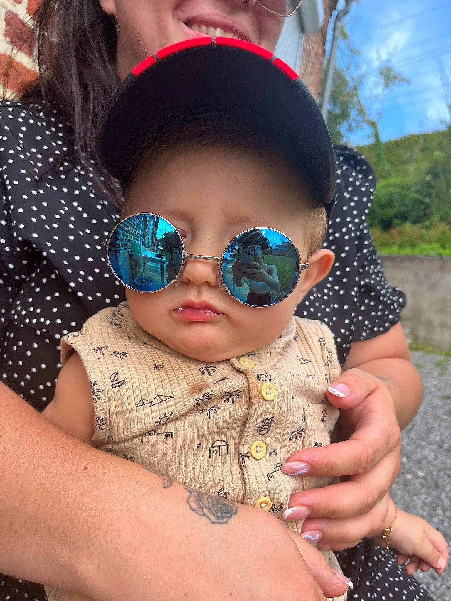Tayron participe au concours pour gagner de l'argent avec cette photo : cap, child, cool, eyewear, finger, fun, glasses, goggles, grass, hand, happy, leisure, person, personal_protective_equipment, plant, skin, summer, sunglasses, toddler, tree