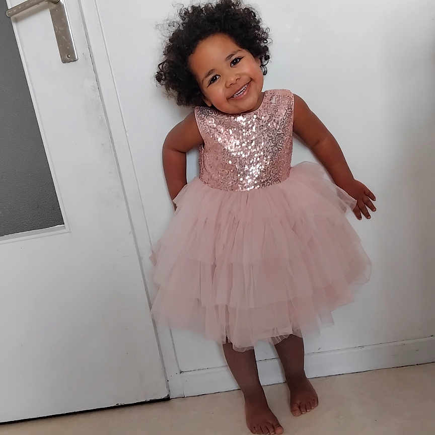 Jade a rejoint le concours — aidez-le/la à gagner de superbes lots ! bodypart, child, clothing, dancing, door, dress, eveningdress, face, female, finger, formalwear, girl, hand, happy, head, person, photography, portrait, skirt, smile