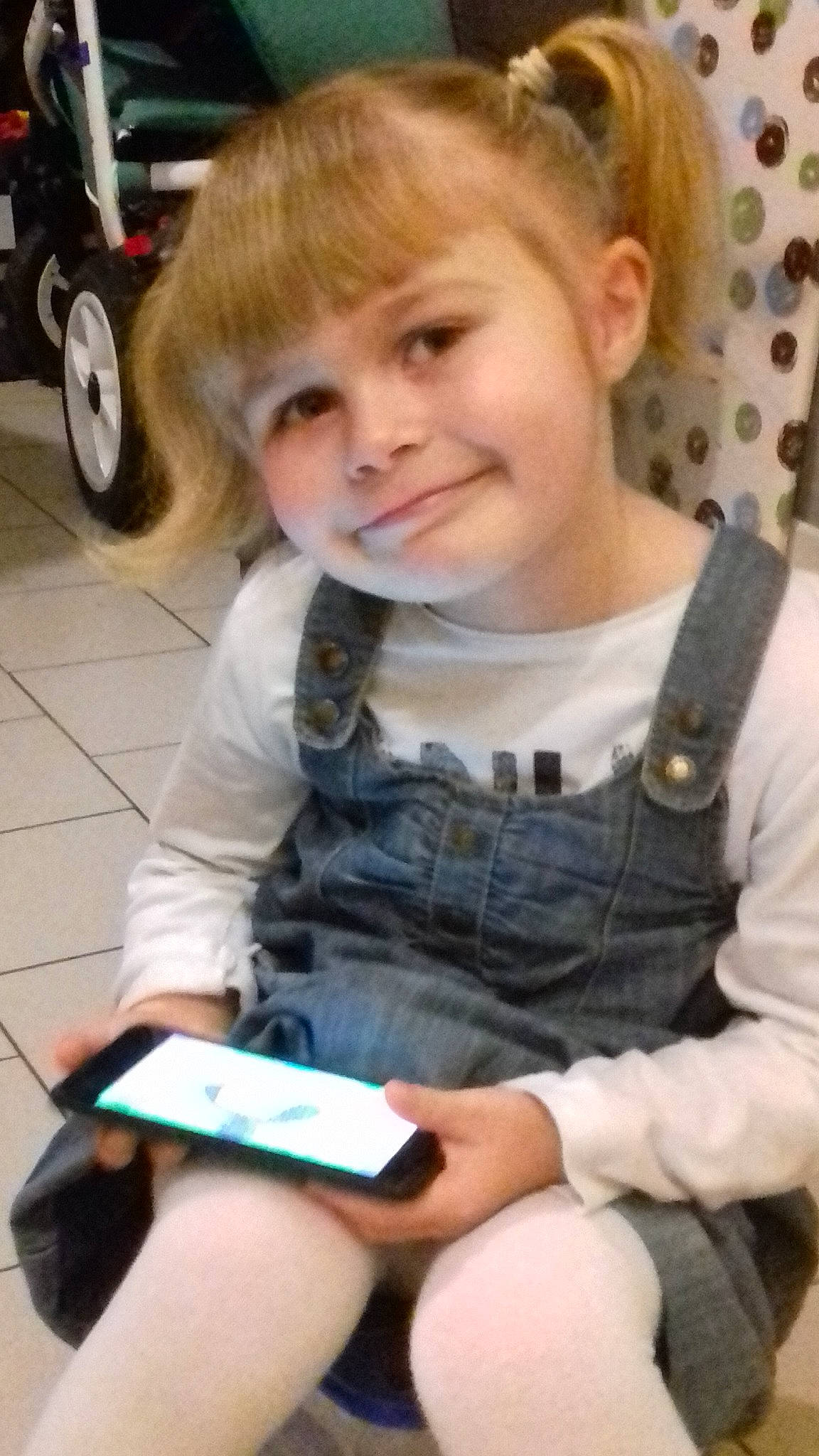 Emma participe au concours pour gagner de l'argent avec cette photo : arm, blond, brown_hair, child, girl, hair, hairstyle, human_hair_color, joy, leg, person, product, sitting, thigh, toddler