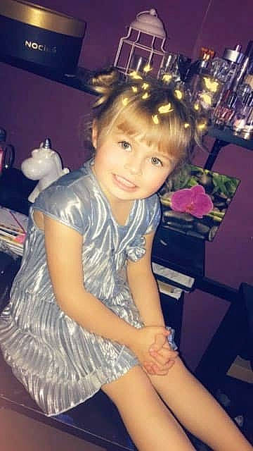 Emma a rejoint le concours — aidez-le/la à gagner de superbes lots ! arm, beauty, blond, child, cool, day, finger, fun, girl, hair, hairstyle, human_body, human_hair_color, joy, leg, long_hair, person, product, shoulder, skin