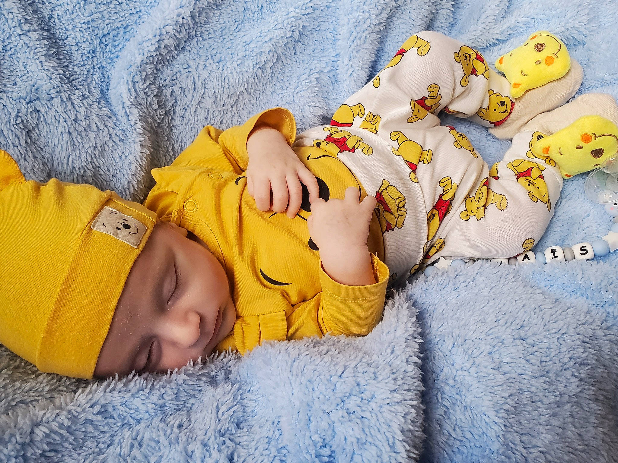 Kaïs participe au concours pour gagner de l&#x27;argent avec cette photo : baby, baby_sleeping, baby_toddler_clothing, bedding, bedtime, blanket, child, comfort, face, gesture, happy, headwear, infant_bodysuit, linens, nap, nightwear, pattern, person, room, sleep