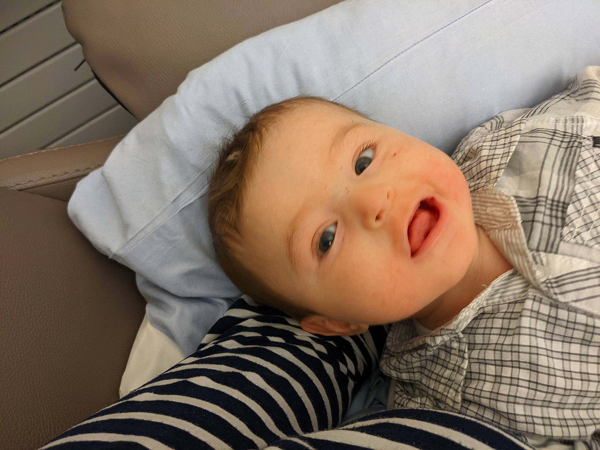 Alexandre participe au concours pour gagner de l'argent avec cette photo : baby, baby_toddler_clothing, cheek, child, chin, collar, comfort, eye, eyebrow, head, iris, lip, mouth, nose, person, plaid, skin, sleeve, tartan, toddler