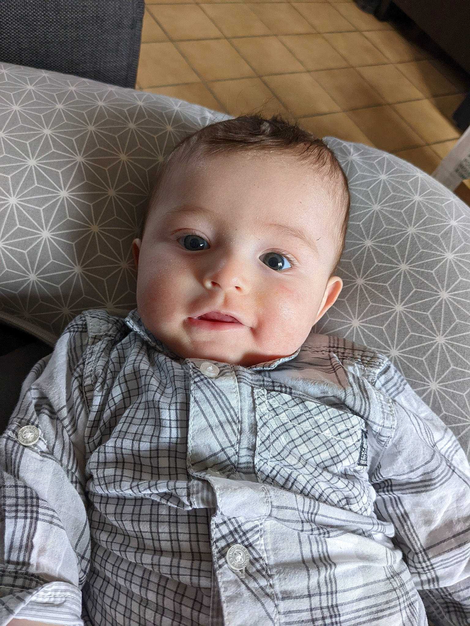 Alexandre a rejoint le concours — aidez-le/la à gagner de superbes lots ! baby, baby_toddler_clothing, cheek, chin, collar, comfort, couch, dress_shirt, eye, eyebrow, forehead, iris, lip, mouth, nose, person, plaid, skin, sleeve, tartan
