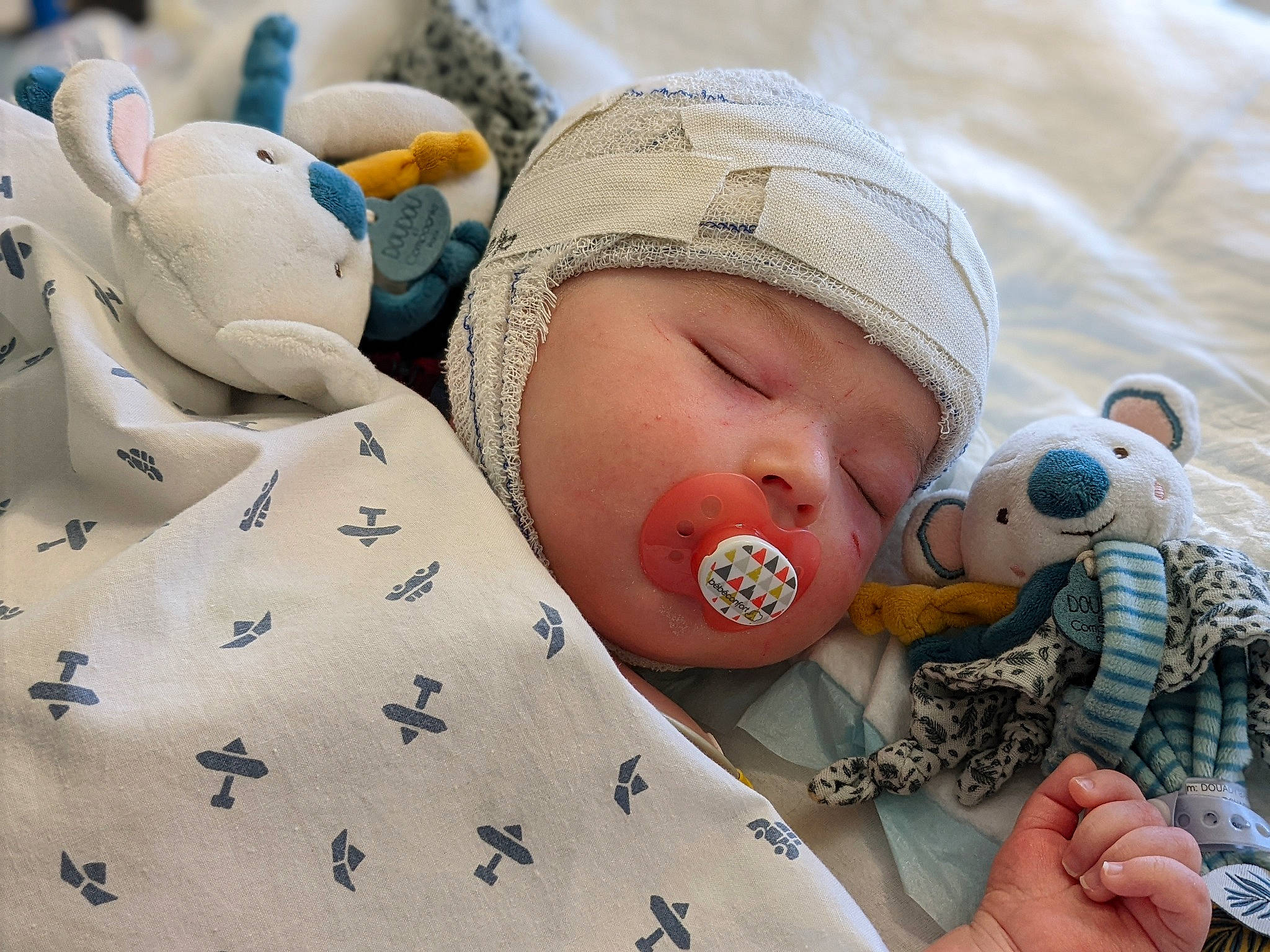 Alexandre a rejoint le concours — aidez-le/la à gagner de superbes lots ! baby, baby_products, baby_safety, baby_sleeping, baby_toddler_clothing, beanie, bedding, bedtime, cap, child, comfort, finger, happy, hat, headwear, linens, pattern, person, product, skin