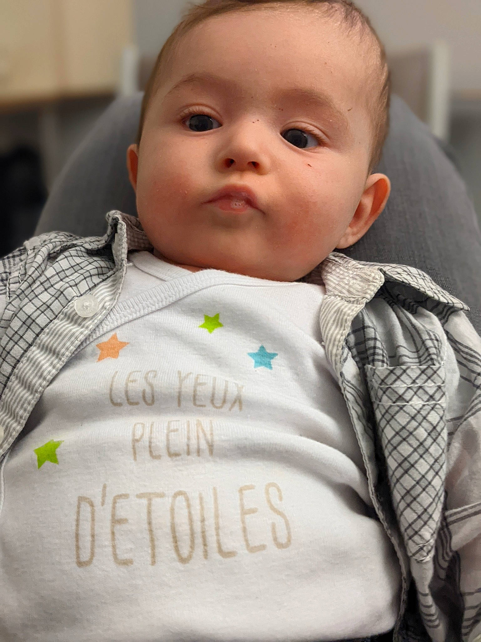 Alexandre a rejoint le concours — aidez-le/la à gagner de superbes lots ! baby, baby_toddler_clothing, cheek, child, collar, comfort, dress_shirt, eyebrow, happy, neck, no_expression, nose, outerwear, pattern, person, portrait_photography, skin, sleeve, t_shirt, textile