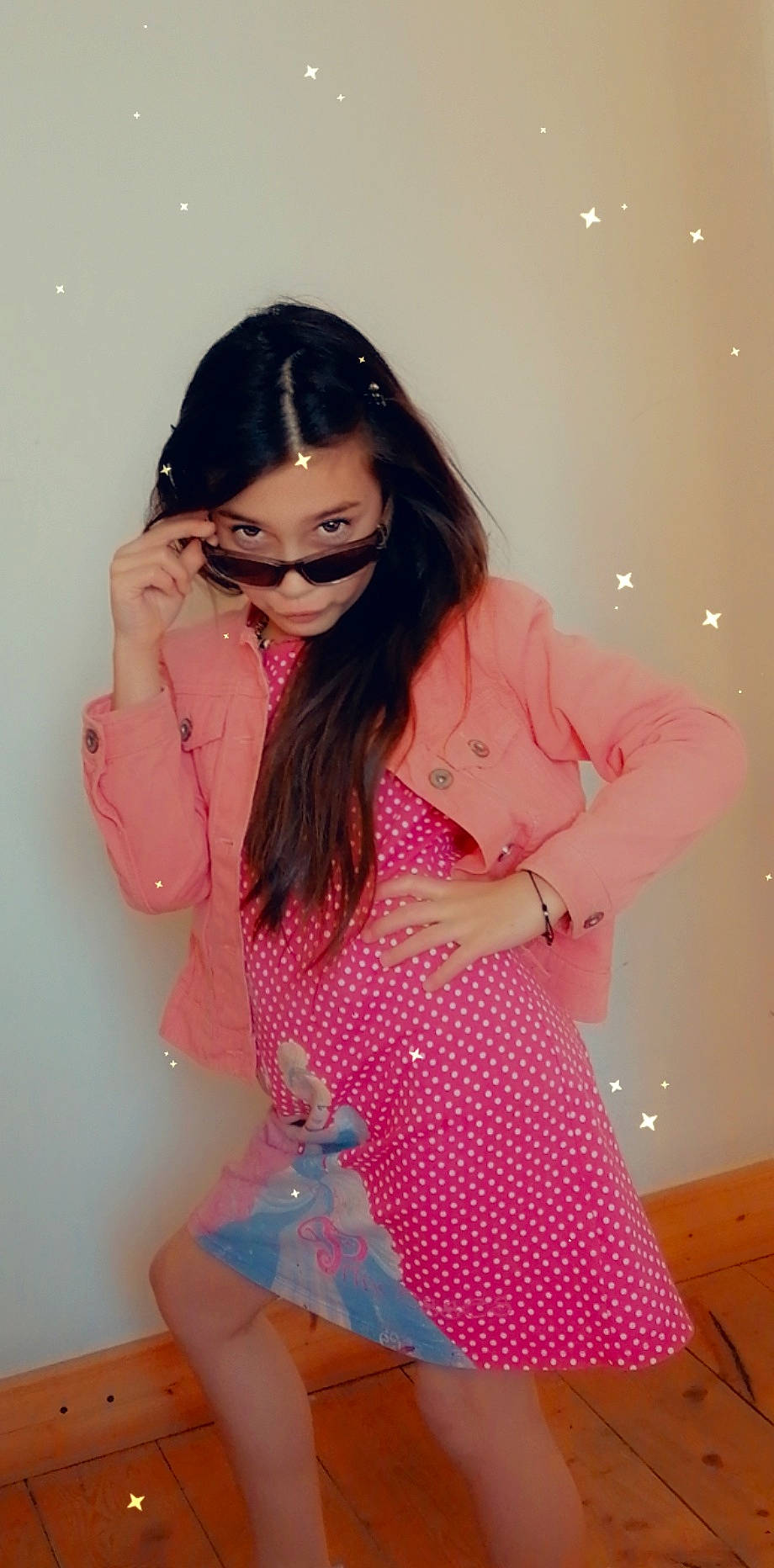 Allyssia participe au concours pour gagner de l'argent avec cette photo : abdomen, black_hair, design, finger, glasses, lip, long_hair, pattern, peach, person, photography, pink, polka_dot, thigh, trunk