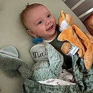 Malo a rejoint le concours — aidez-le/la à gagner de superbes lots ! baby, smiling, blanket, plush_toy, fox_toy, bunny_ears, bed, crib, child, happy, infant, soft_toy, cute, sleepwear, home, cozy, face, person, comfort, resting