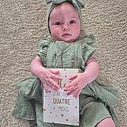 Lison participe au concours pour gagner de l'argent avec cette photo : baby, infant, milestone_card, green_dress, headband, carpet, lying_down, hands, cute, child, portrait, indoors, soft_texture, milestone, four_months, person, young_child, expression, skin, clothing
