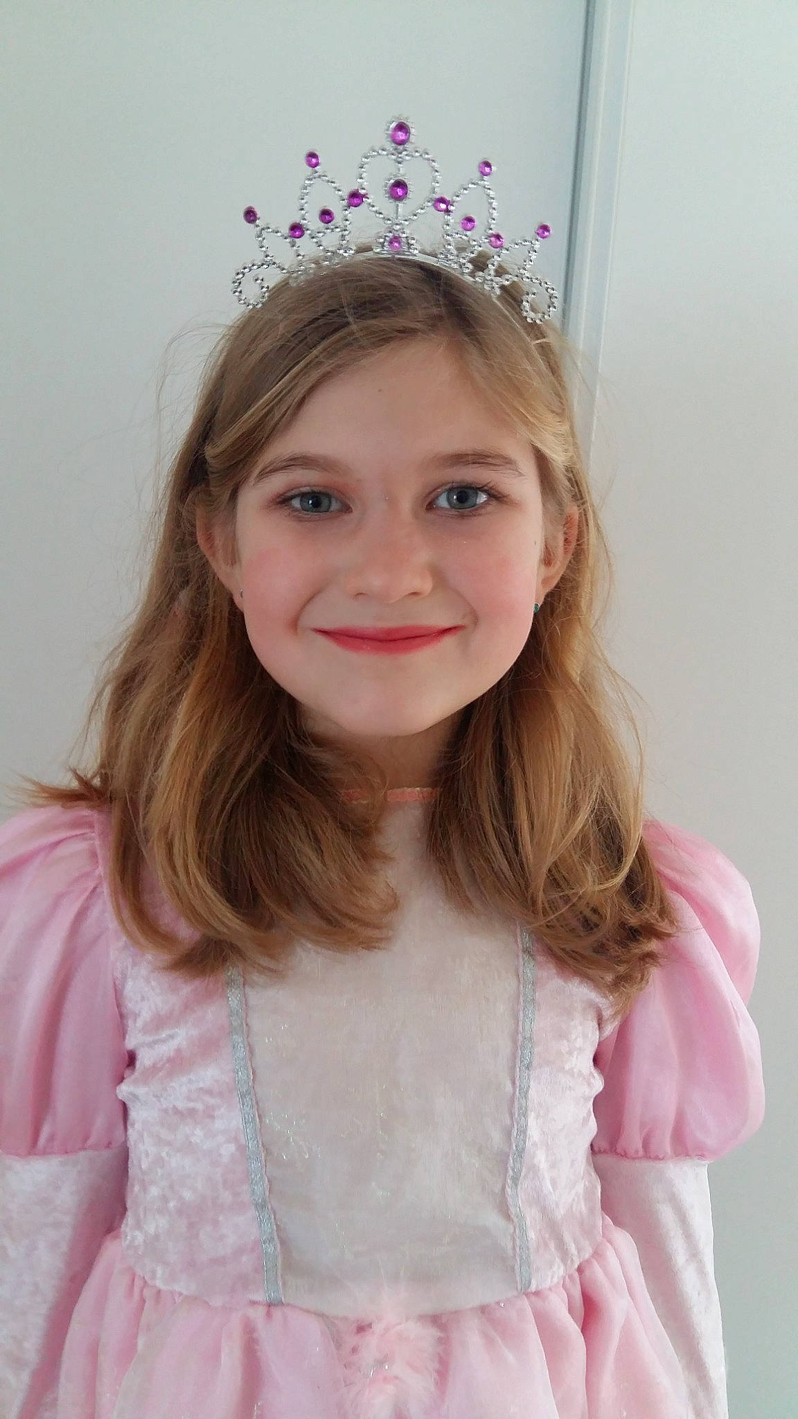 Hanna a rejoint le concours — aidez-le/la à gagner de superbes lots ! blond, brown_hair, child_model, clothing, embellishment, eyebrow, eyelash, hair_accessory, hairstyle, headband, headpiece, iris, joy, lavender, lip, long_hair, person, pink, portrait_photography, sleeve