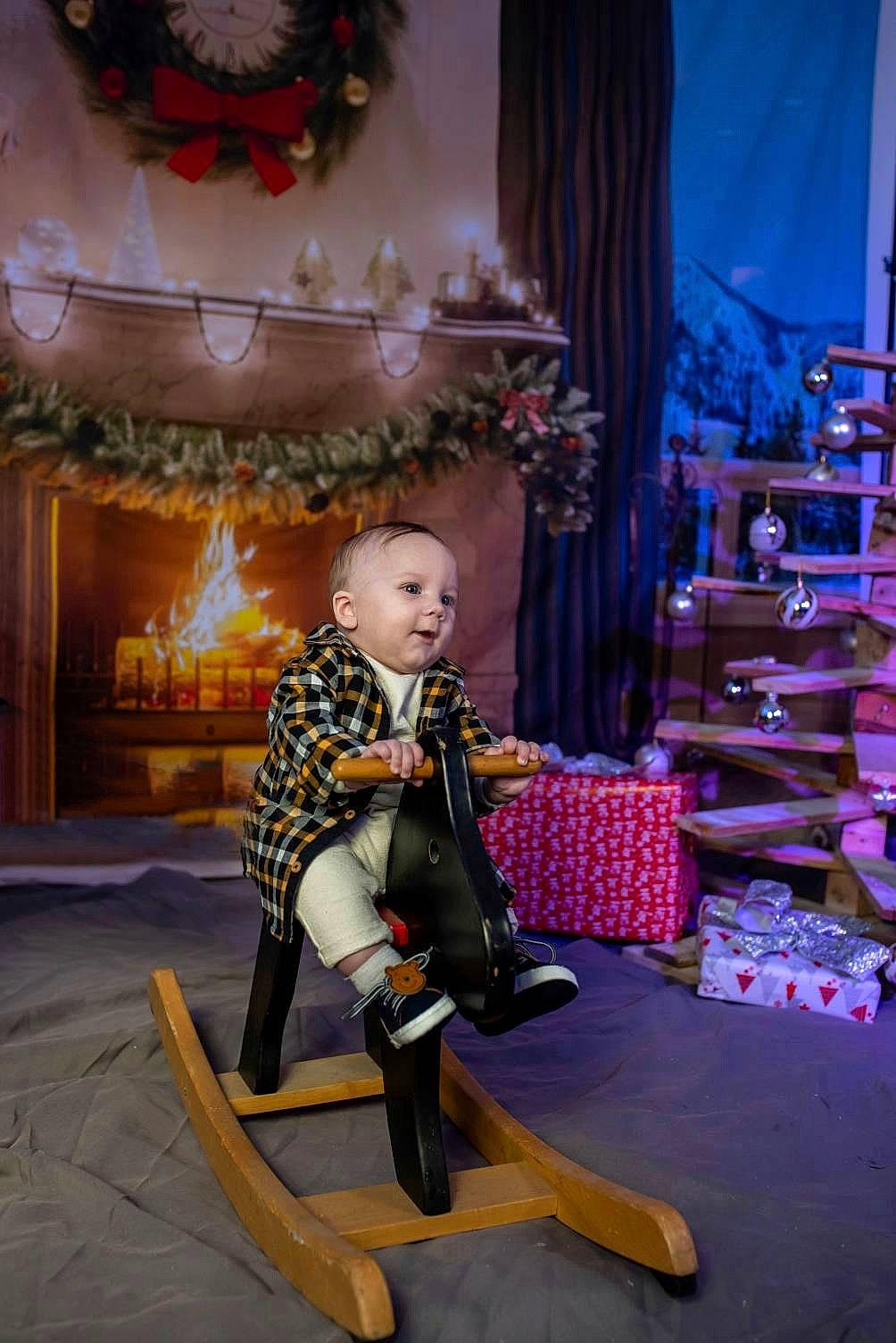 Tylio a rejoint le concours — aidez-le/la à gagner de superbes lots ! baby, boot, carpet, child, christmas, christmas_decoration, christmas_eve, curtain, entertainment, event, flooring, fun, holiday, knee, leisure, performing_arts, person, room, sitting, toddler