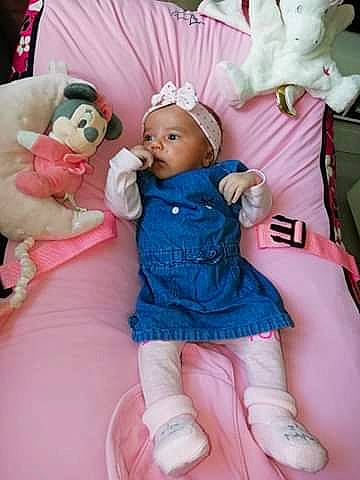 Célyana participe au concours pour gagner de l'argent avec cette photo : baby, cheek, child, doll, headwear, person, pink, product, sibling, stuffed_toy, teddy_bear, toddler, toy