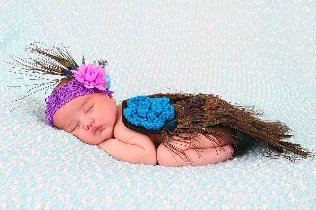 Célyana participe au concours pour gagner de l'argent avec cette photo : baby, child, costume_accessory, costume_hat, fashion_accessory, feather, hair_accessory, headband, headgear, headpiece, headwear, person, photography, toddler, turquoise