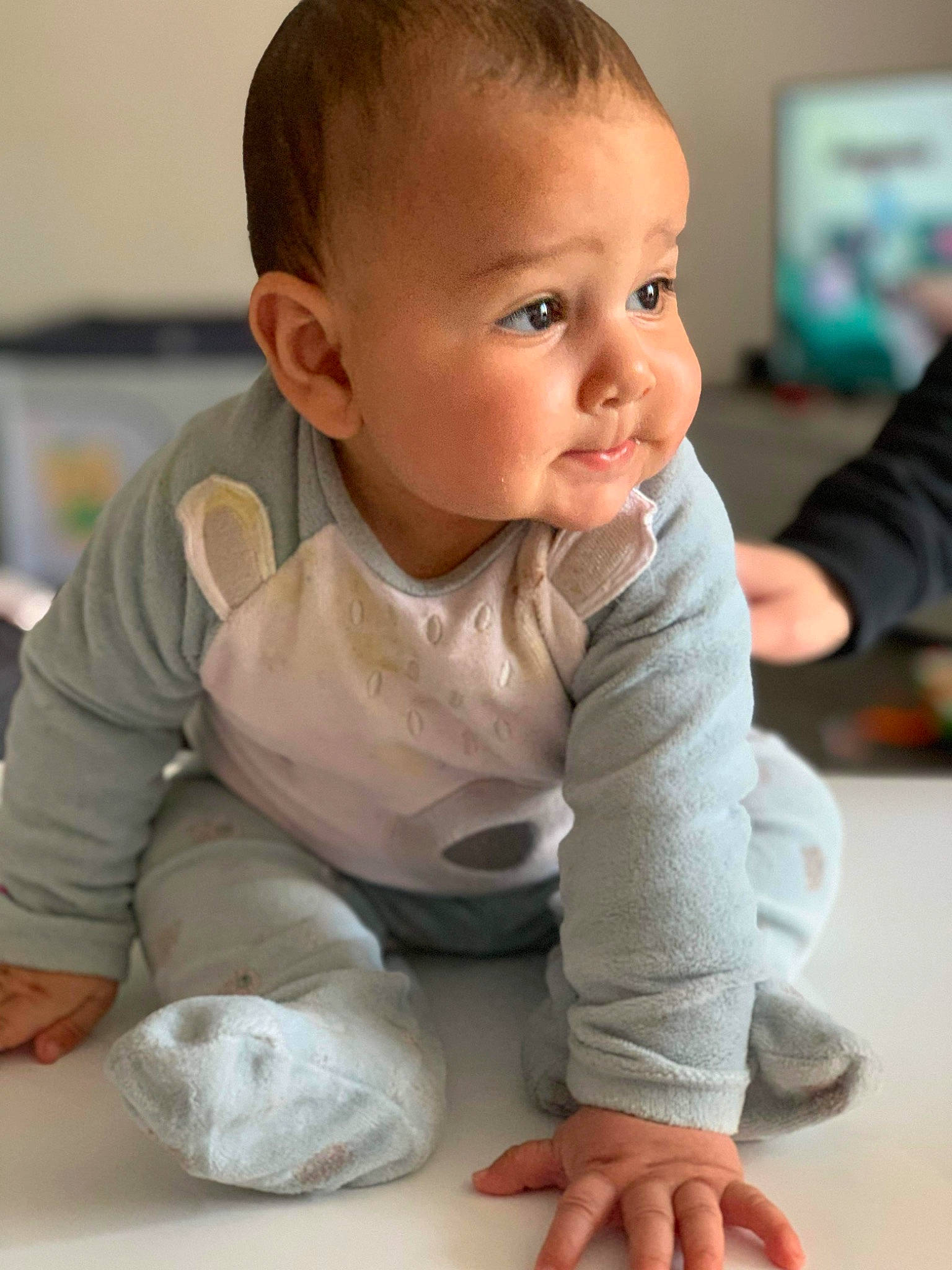 Ismail participe au concours pour gagner de l'argent avec cette photo : arm, baby, baby_toddler_clothing, cheek, child, chin, comfort, elbow, finger, floor, flooring, gesture, iris, joint, neck, nose, person, sitting, skin, sleeve