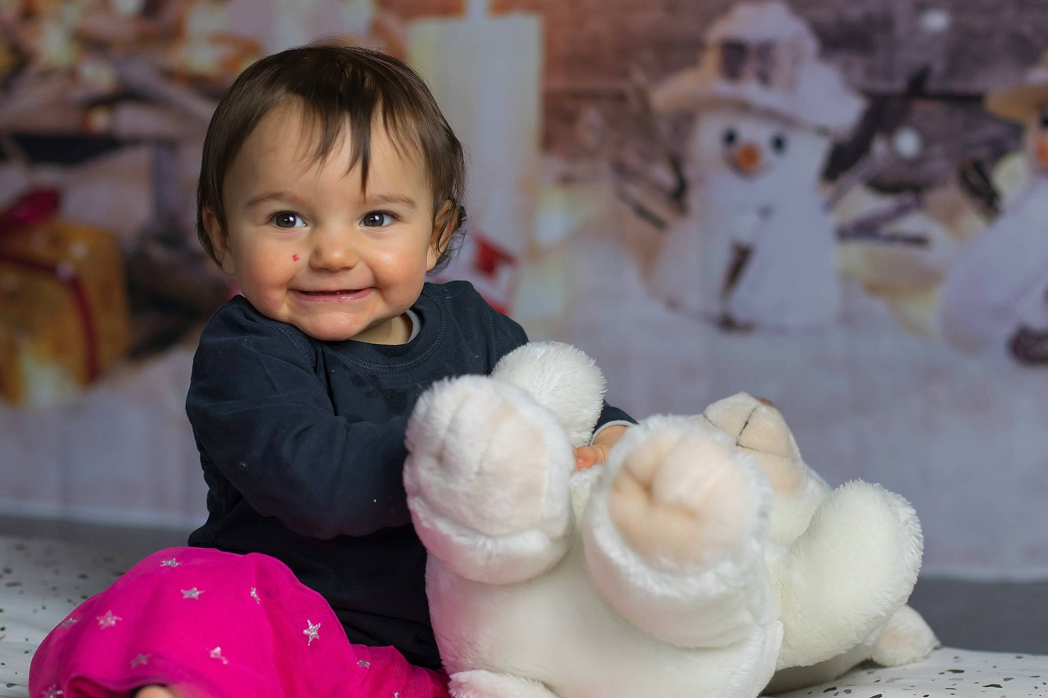 Lison a rejoint le concours — aidez-le/la à gagner de superbes lots ! baby, cheek, child, comfort_food, dessert, doll, event, fun, happy, icing, ingredient, joy, person, recipe, sitting, skin, smile, sweetness, toddler, toy