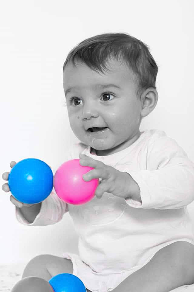 Lison participe au concours pour gagner de l'argent avec cette photo : arm, baby, baby_playing_with_toys, baby_toddler_clothing, balloon, child, clothing, electric_blue, facial_expression, flash_photography, fun, happy, human_body, party_supply, person, smile, standing, style, toddler, toy
