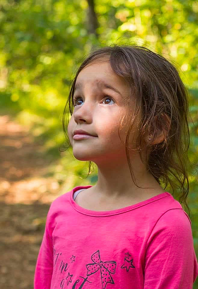 Léonie participe au concours pour gagner de l'argent avec cette photo : cheek, child, chin, clothing, eyelash, face, fun, grass, hair, happy, iris, leisure, lip, magenta, people_in_nature, person, portrait_photography, skin, sleeve, t_shirt