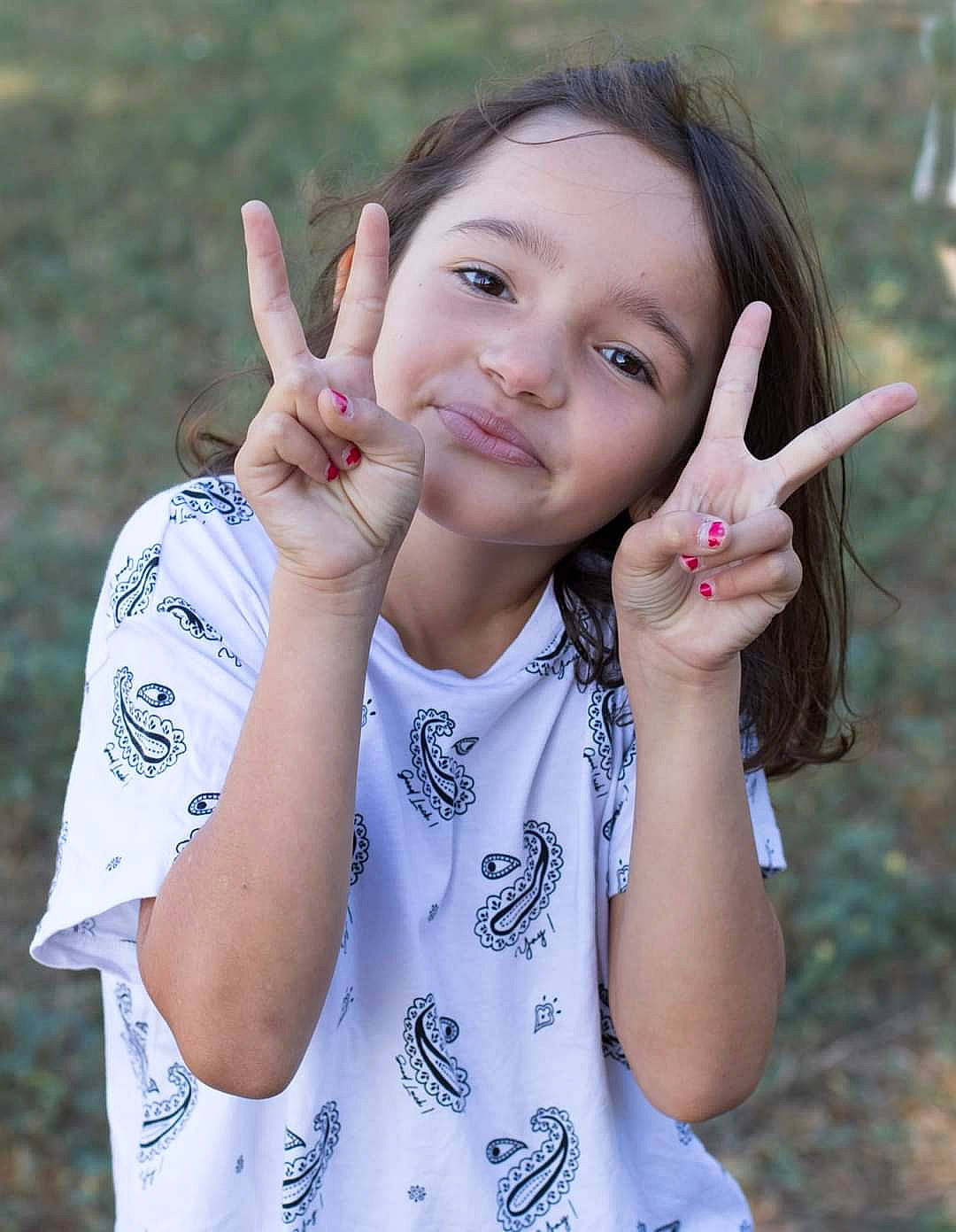Léonie participe au concours pour gagner de l'argent avec cette photo : arm, clothing, eyelash, finger, gesture, grass, hand, happy, joy, lip, nail, neck, people, people_in_nature, person, plant, shoulder, skin, sleeve, smile