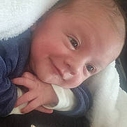 Rayan a rejoint le concours — aidez-le/la à gagner de superbes lots ! baby, infant, smile, face, hand, blanket, clothing, cozy, cute, skin, portrait, newborn, lying_down, indoors, closeup, soft, comfort, child, happy, warm