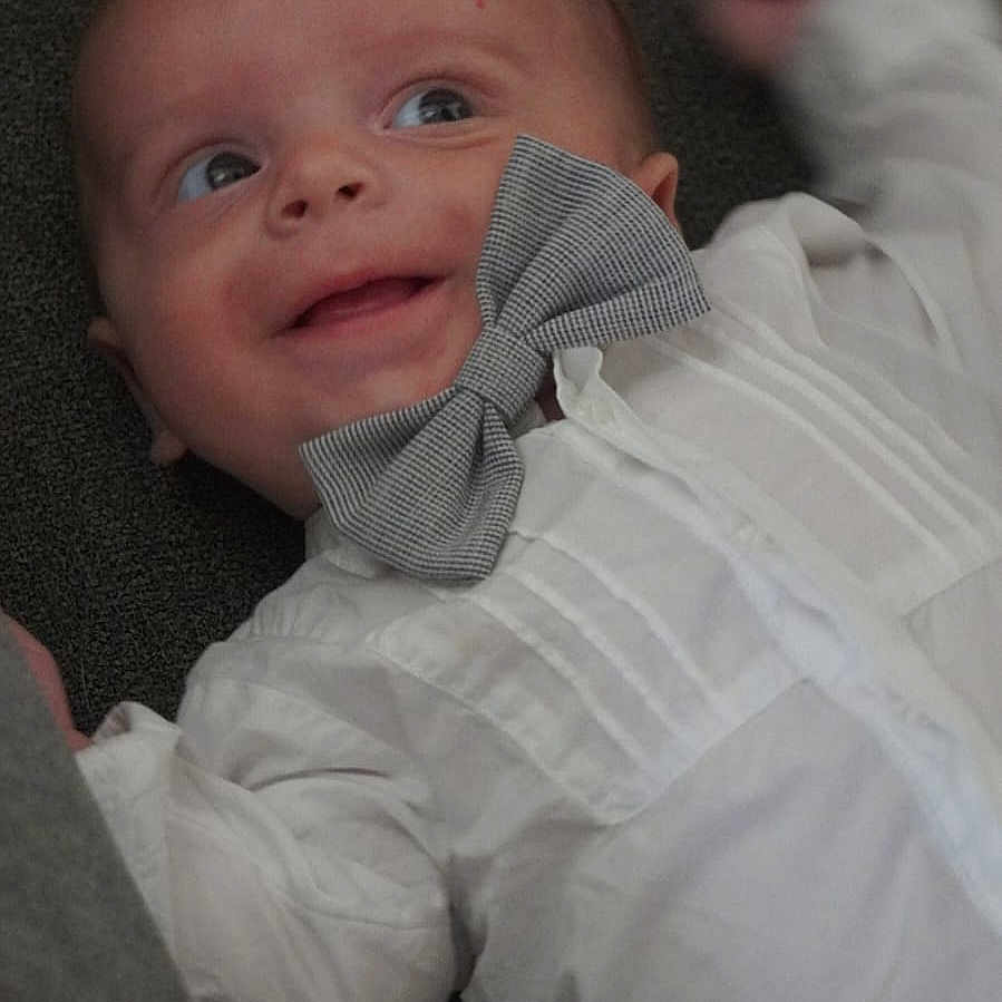 Paul participe au concours pour gagner de l'argent avec cette photo : accessories, baby, bodypart, clothing, coat, couch, cushion, face, formalwear, furniture, head, homedecor, jacket, newborn, pants, person, photography, portrait, shirt, tie