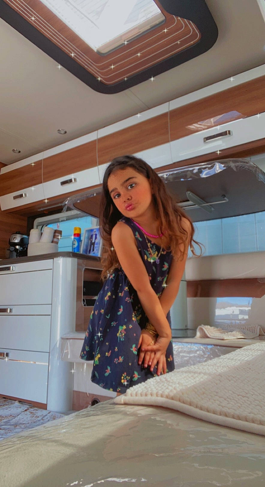 Cristalina a rejoint le concours — aidez-le/la à gagner de superbes lots ! bed, cabinetry, ceiling, chest_of_drawers, comfort, drawer, dress, fashion_design, floor, flooring, home_appliance, human_leg, interior_design, leg, long_hair, major_appliance, person, sleeve, thigh, trunk