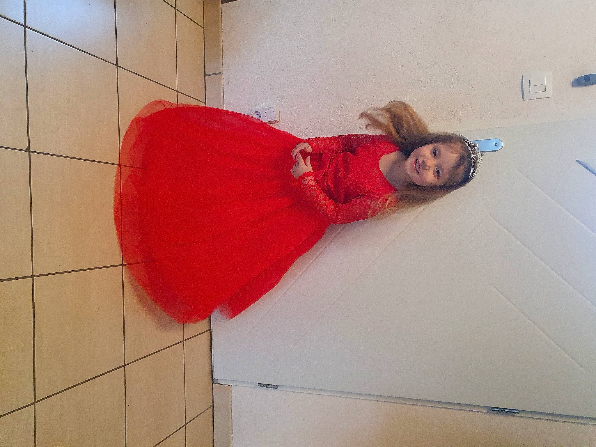 Emma participe au concours pour gagner de l'argent avec cette photo : comfort, couch, face, fashion_design, flooring, formal_wear, fun, human_leg, joy, knee, leg, line, magenta, material_property, outerwear, pattern, person, shoulder, sleeve, thigh