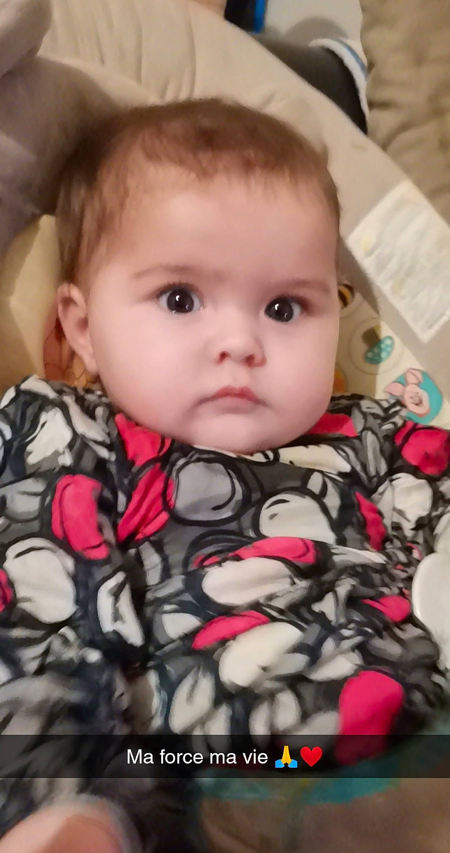 Leonie participe au concours pour gagner de l'argent avec cette photo : baby, baby_toddler_clothing, cheek, child, ear, eyebrow, eyelash, forehead, iris, linens, lip, person, skin, tablecloth, toddler