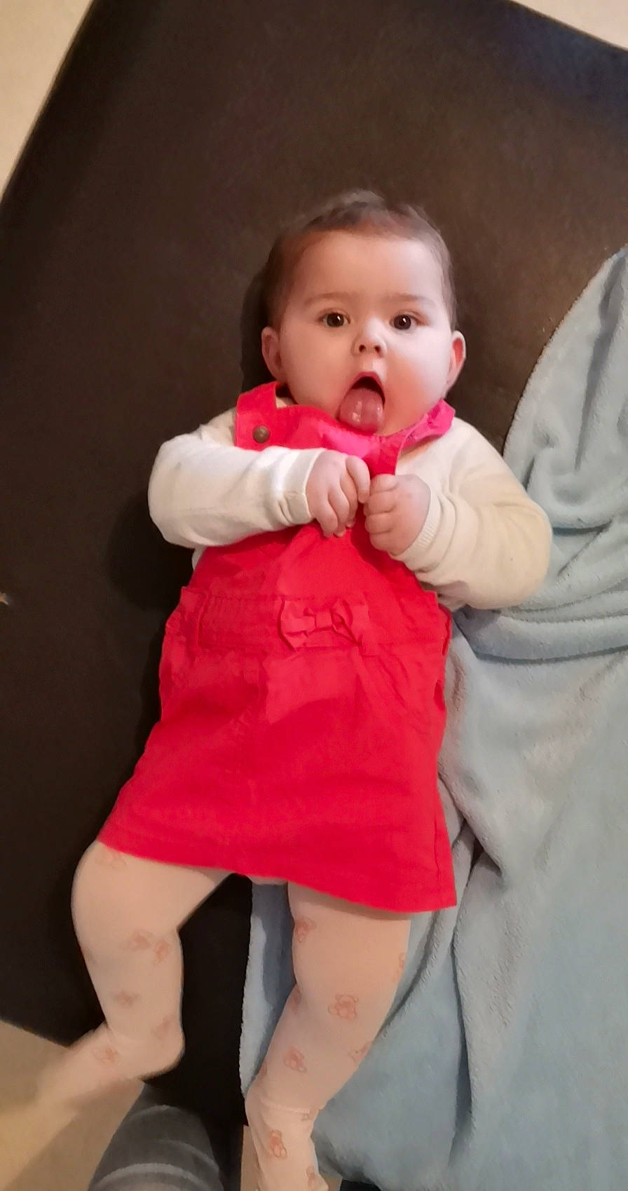 Leonie participe au concours pour gagner de l'argent avec cette photo : baby, baby_products, baby_toddler_clothing, cheek, child, comfort, elbow, finger, flesh, foot, hand, nail, person, skin, sleeve, sock, surprise, thumb, toddler