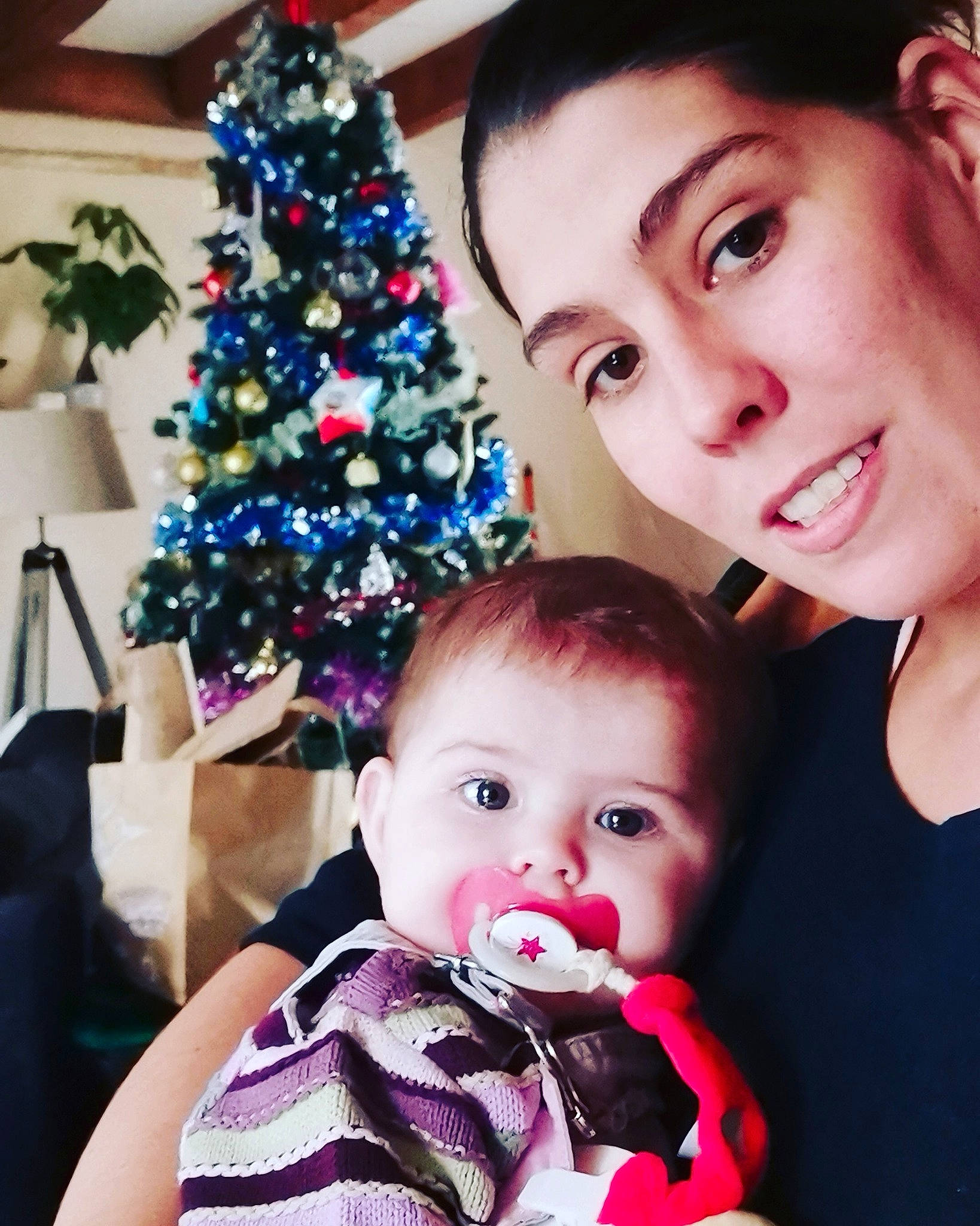 Leonie a rejoint le concours — aidez-le/la à gagner de superbes lots ! baby_toddler_clothing, cheek, child, christmas_decoration, christmas_eve, christmas_ornament, christmas_tree, ear, eye, eyelash, face, head, holiday, human, interior_design, iris, lip, mouth, nose, person