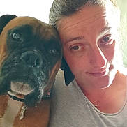 Ostyn participe au concours pour gagner de l'argent avec cette photo : brown_dog, casual_clothing, close_up, collar, dog, friendship, glow, hair_tied, head_touching, home, indoor, light, necklace, pet, portrait, relaxed, selfie, smile, wall_art, woman