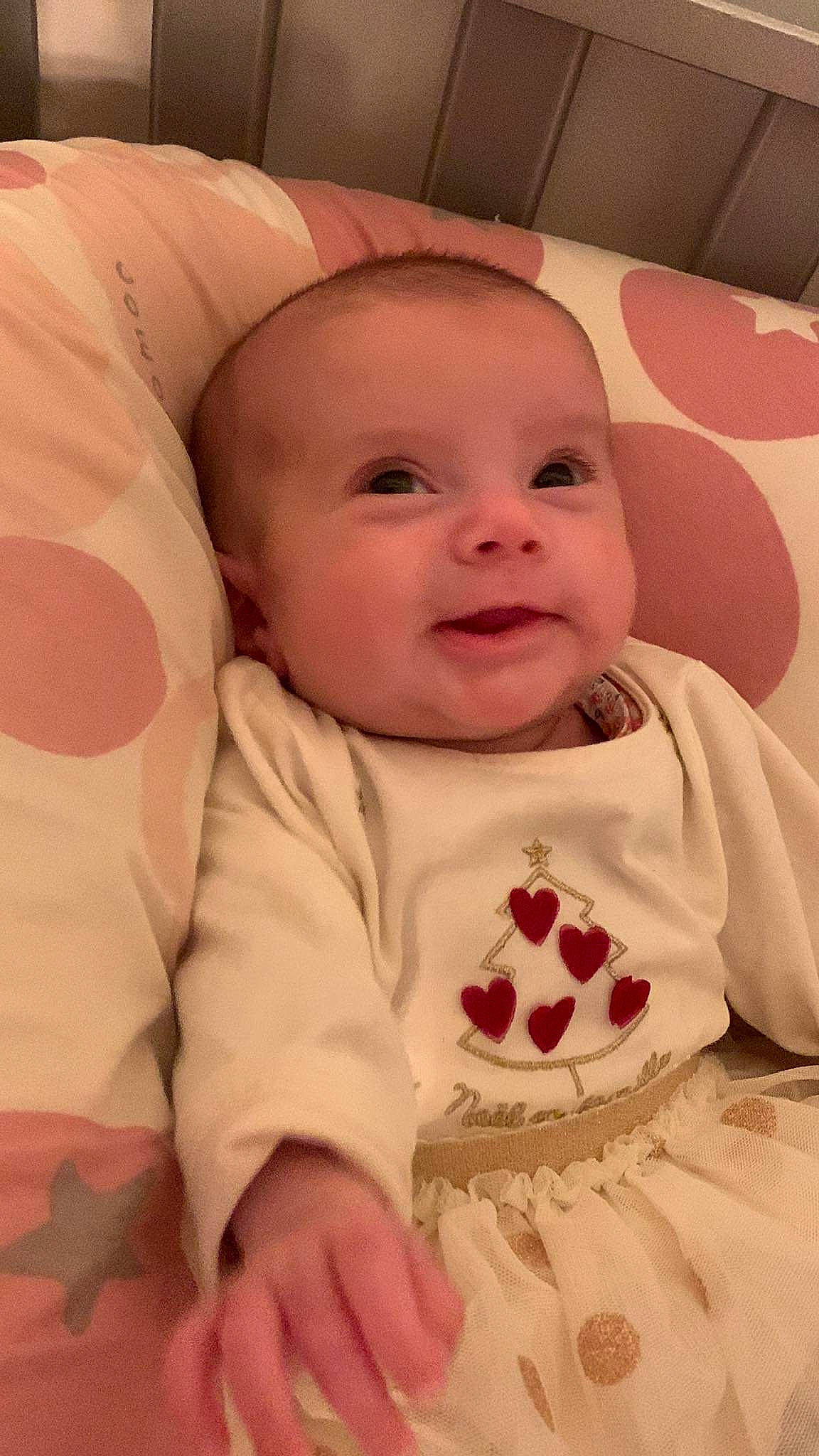 Emy participe au concours pour gagner de l'argent avec cette photo : baby, baby_toddler_clothing, cheek, child, chin, comfort, eye, eyebrow, face, facial_expression, head, iris, lip, mouth, nose, person, pink, skin, sleeve, smile