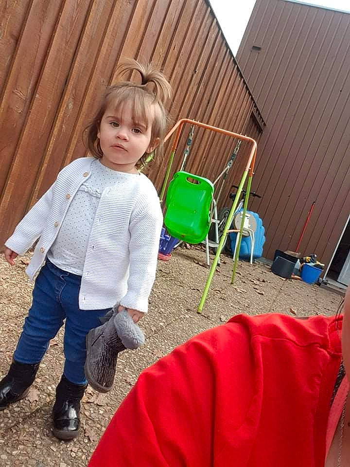 Stella a rejoint le concours — aidez-le/la à gagner de superbes lots ! child, electric_blue, fun, grass, happy, leisure, outdoor_play_equipment, people_in_nature, person, play, public_space, recreation, shoulder, sitting, soil, standing, summer, t_shirt, toddler, vacation