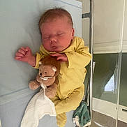 Lorenzo a rejoint le concours — aidez-le/la à gagner de superbes lots ! newborn, baby, sleeping, yellow_clothing, plush_toy, hospital_bassinet, infant, blanket, bed, cute, child, portrait, peaceful, soft_toy, hospital, lying_down, indoors, face, small, resting
