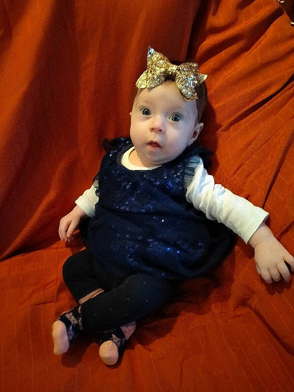 Noéline participe au concours pour gagner de l'argent avec cette photo : baby, baby_toddler_clothing, costume_hat, dress, embellishment, event, eye, flash_photography, flooring, happy, hardwood, headband, headgear, headpiece, human_body, iris, jewellery, person, sleeve, surprise