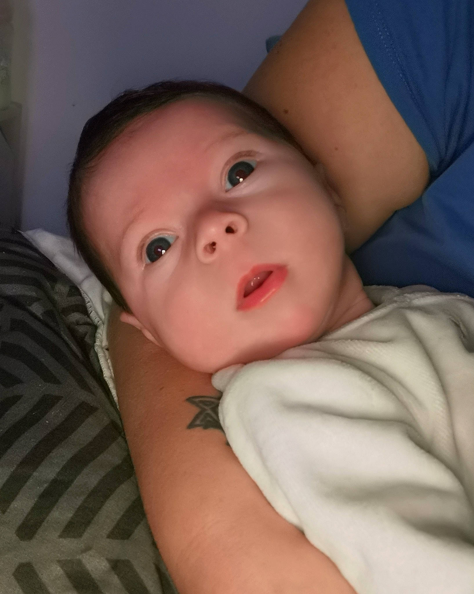 Noéline a rejoint le concours — aidez-le/la à gagner de superbes lots ! baby, baby_toddler_clothing, cheek, child, comfort, eye, eyelash, flash_photography, fun, gesture, happy, hat, iris, lip, mouth, nose, person, smile, thumb, toddler