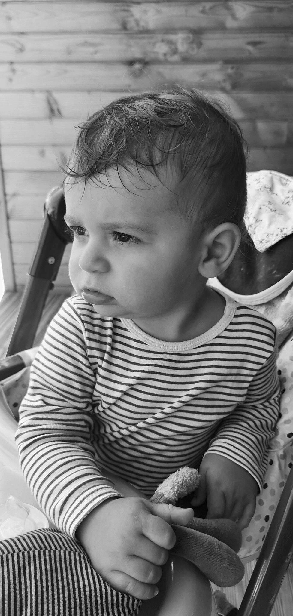 Marceau participe au concours pour gagner de l'argent avec cette photo : baby, black, black_and_white, cheek, child, chin, eye, face, head, monochrome, monochrome_photography, nose, person, photograph, photography, play, sitting, skin, smile, toddler