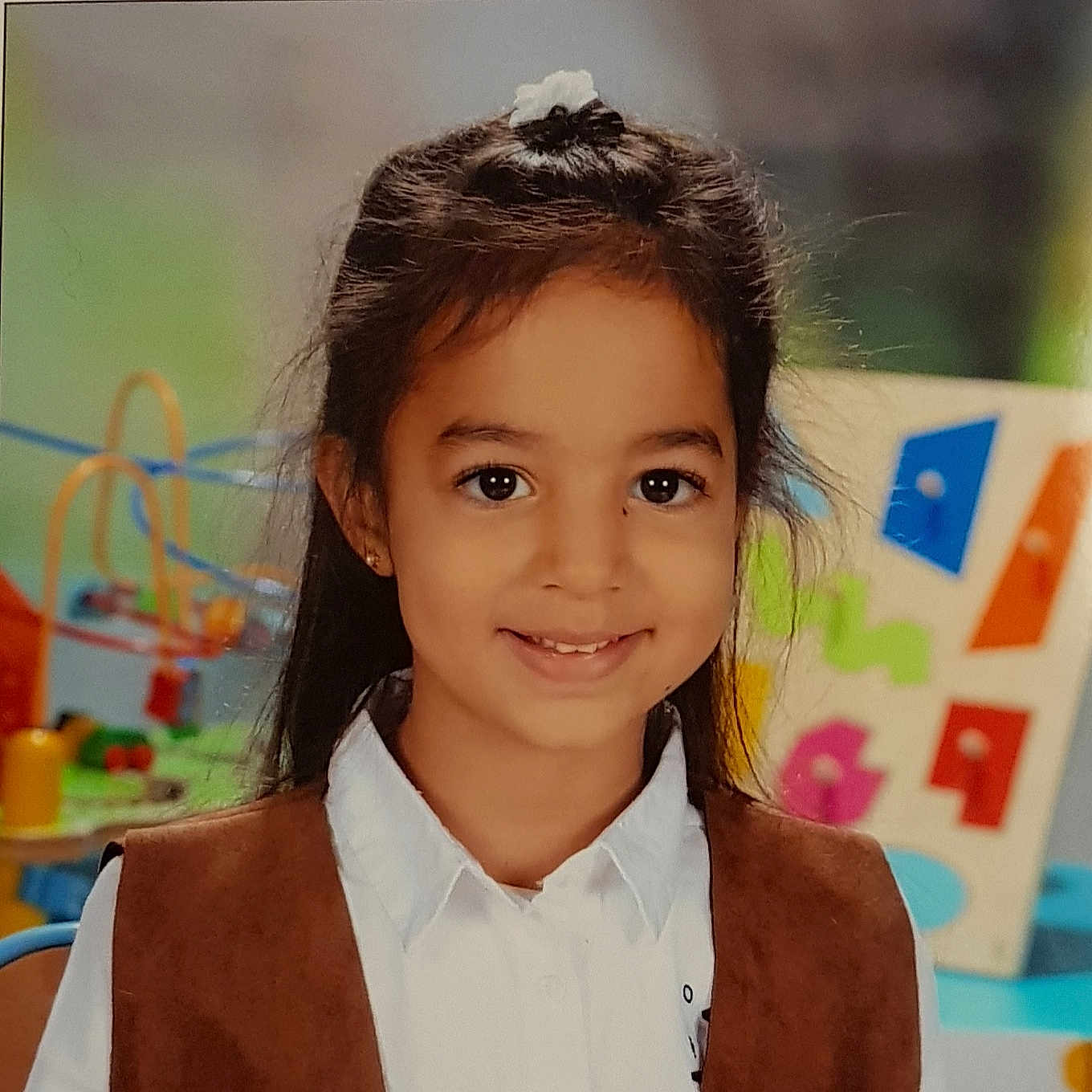 Salma a rejoint le concours — aidez-le/la à gagner de superbes lots ! beauty, black_hair, brown_hair, cheek, child, child_model, chin, eye, facial_expression, forehead, fun, girl, hair, hairstyle, joy, long_hair, person, product, smile