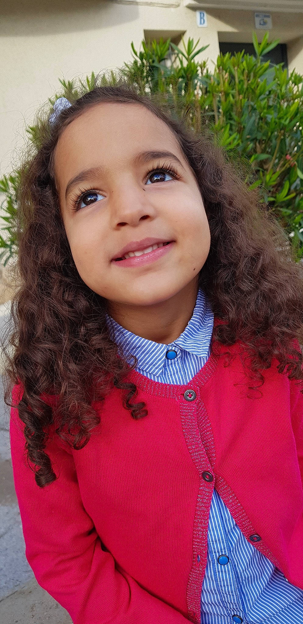 Salma participe au concours pour gagner de l'argent avec cette photo : beauty, brown_hair, cheek, child, child_model, day, eye, fun, girl, happiness, joy, outerwear, person, pink, portrait_photography, skin, smile, toddler