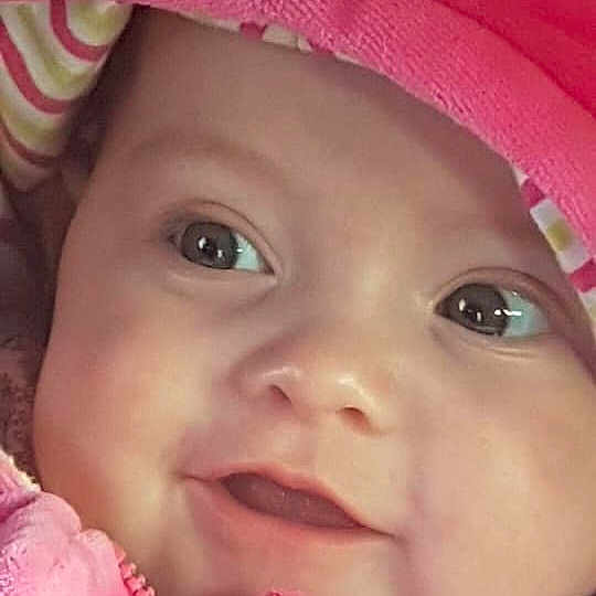 Alba participe au concours pour gagner de l'argent avec cette photo : baby, beauty, cheek, child, chin, close_up, eye, eyebrow, face, facial_expression, forehead, head, headgear, lip, mouth, nose, person, pink, skin, smile