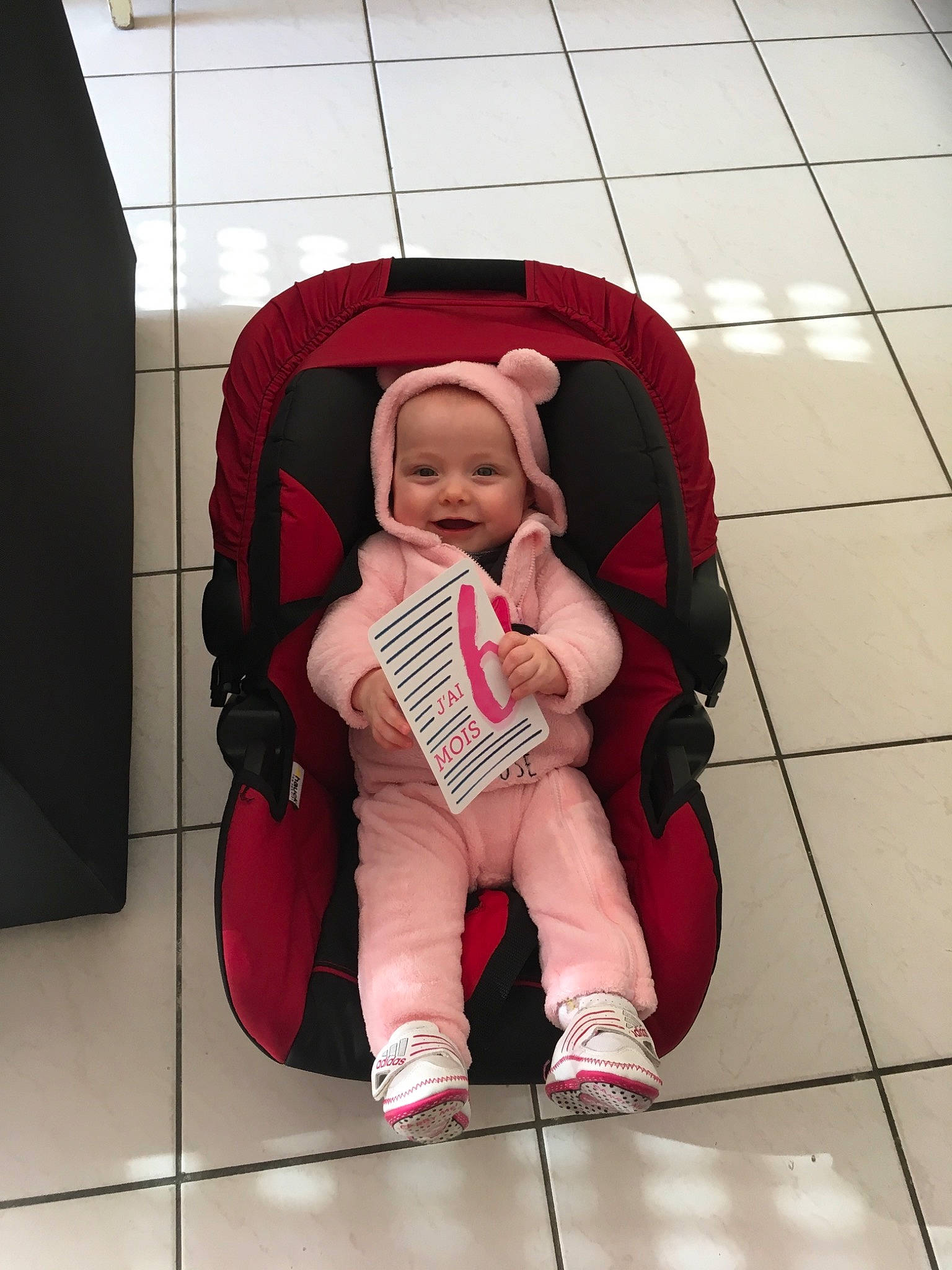 Alba participe au concours pour gagner de l'argent avec cette photo : baby, baby_carriage, baby_products, child, daughter, fun, person, product, red, smile, toddler, vacation