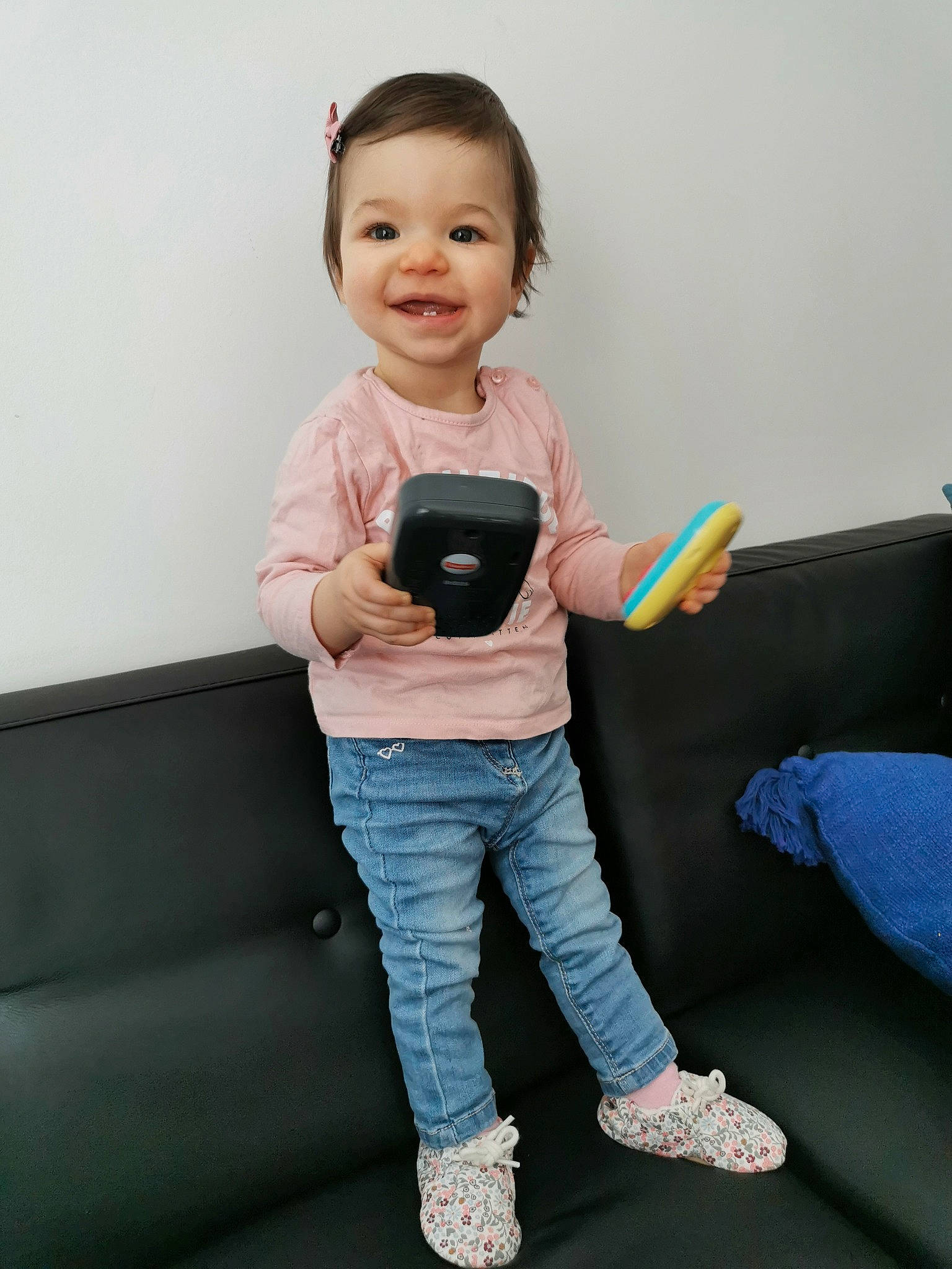 Flora participe au concours pour gagner de l'argent avec cette photo : arm, baby, cheek, child, electronic_device, gadget, joint, joy, leg, person, play, shoulder, sitting, skin, standing, t_shirt, technology, toddler