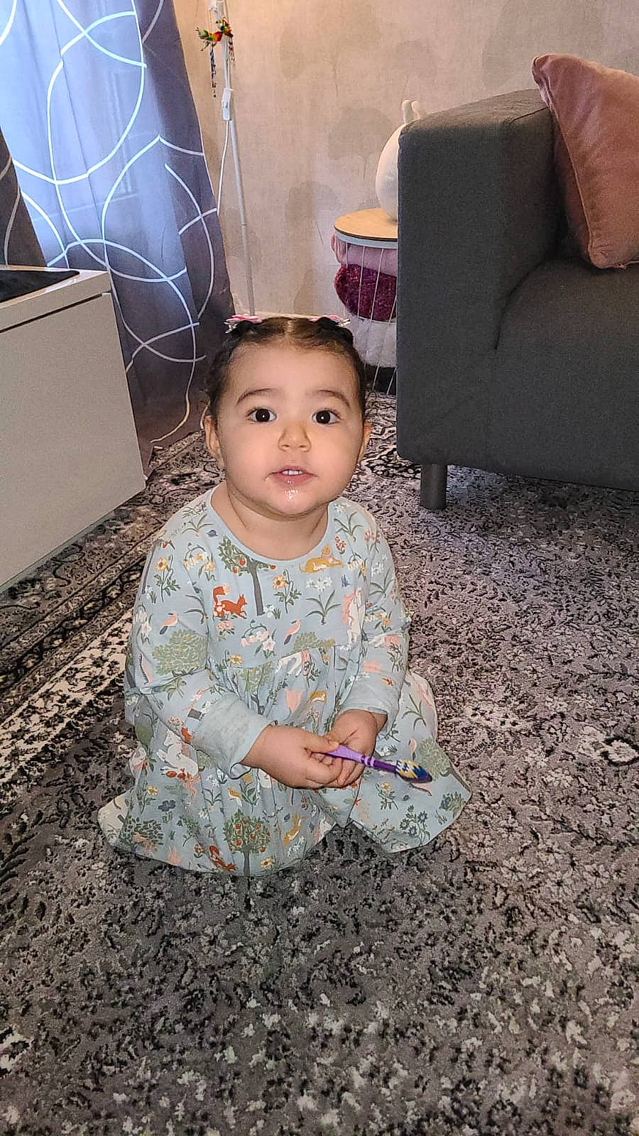 Hana a rejoint le concours — aidez-le/la à gagner de superbes lots ! baby_toddler_clothing, chair, cheek, child, comfort, couch, eye, flash_photography, floor, flooring, fun, grass, person, room, sitting, skin, smile, soil, standing, toddler