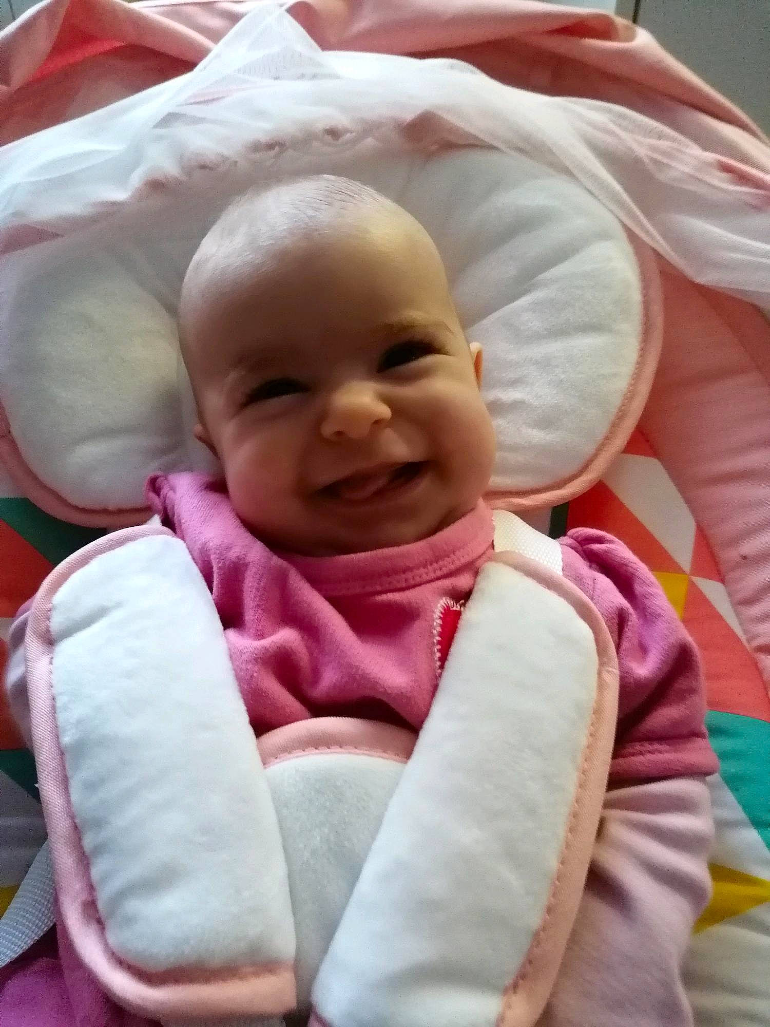 Zoé a rejoint le concours — aidez-le/la à gagner de superbes lots ! baby, baby_products, baby_safety, baby_toddler_clothing, cheek, child, comfort, joy, laugh, linens, person, pink, product, skin, textile, toddler